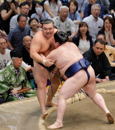 <p>　豪ノ山に押し出され敗れた霧島＝両国国技館</p>