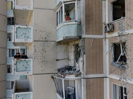 <p>　ウクライナ軍の無人機攻撃で損傷を受けたモスクワ州の集合住宅＝１７日、クラスノゴルスク（ロイター＝共同）</p>