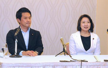 <p>　記者団の取材に応じる公明党の竹谷代表（右）と中道改革連合の小川代表＝１７日午後、秋田市</p>