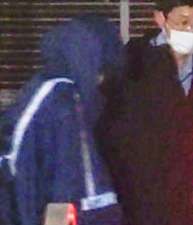 <p>　移送のため栃木県警下野署を出る竹前美結容疑者＝１８日午後９時３７分</p>