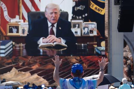 <p>　１７日、米ワシントンで開かれた宗教イベントで流されたトランプ大統領のビデオメッセージ（ＡＰ＝共同）</p>