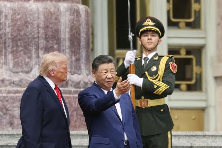 <p>北京の人民大会堂で歓迎式典に臨むトランプ米大統領（左）と中国の習近平国家主席＝２０２６年５月１４日（共同）</p>
