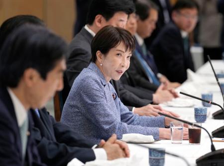 <p>　政府与党連絡会議に出席した高市首相（中央）。２０２６年度補正予算案編成も含め、対応を検討するよう指示したと明らかにした＝１８日午後、首相官邸</p>
