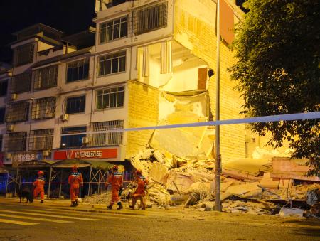 <p>　救援活動が続く中国南部の広西チワン族自治区柳州市で起きた地震の現場＝１８日（ＣＮＳ＝共同）</p>