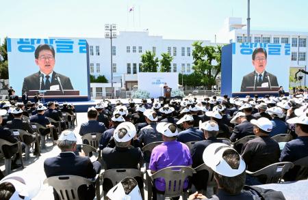 <p>　光州事件の発生から４６年を迎え、韓国・光州市で開かれた犠牲者を悼む政府主催の追悼式典＝１８日（共同）</p>
