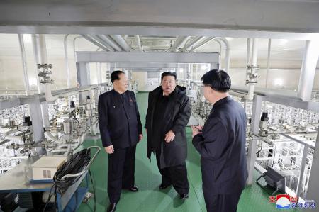 <p>　核物質生産基地と核兵器研究所を視察した北朝鮮の金正恩朝鮮労働党総書記（中央）（朝鮮中央通信＝共同）</p>