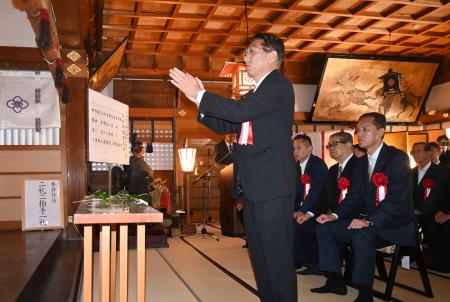<p>　北陸新幹線専用の水力発電所建設工事の安全を祈願する北陸電力の松田光司社長＝１８日午前、石川県小松市</p>