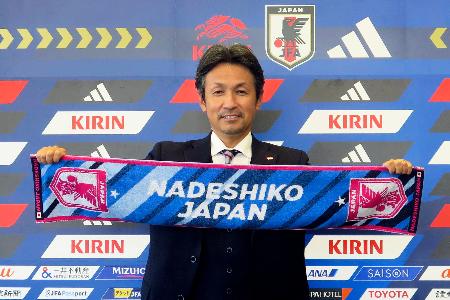 <p>　サッカー女子日本代表「なでしこジャパン」の新監督に就任しポーズをとる狩野監督＝１８日、東京都内</p>
