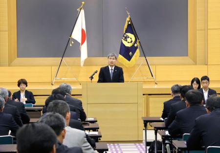 <p>　警察庁の会議で訓示する楠芳伸長官（中央）＝１８日午後、東京・霞が関</p>