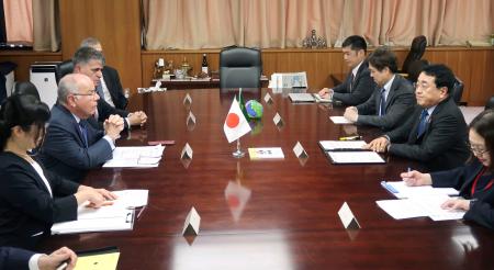 <p>　ブラジルのマウロ・ビエイラ外相（左から２人目）と会談する赤沢経産相（右から２人目）＝１８日午後、東京都千代田区</p>