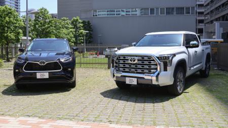 <p>　トヨタ自動車が公開した、「逆輸入」した米生産の「タンドラ」（右）と「ハイランダー」＝１８日午後、東京都港区</p>