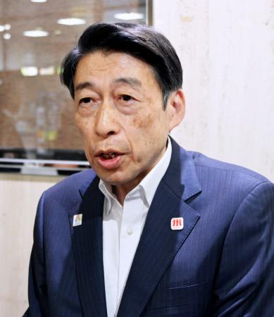 <p>　記者団の取材に応じる福岡県の服部誠太郎知事＝１８日午前、福岡市</p>