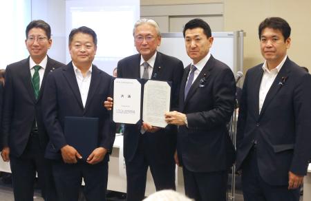 <p>　火山防災に関する決議を受け取る赤間防災相（右から２人目）＝１８日午後、国会</p>