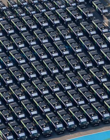 <p>　ＥＶモーターズ・ジャパン製の電気自動車バス＝１８日午後、大阪市城東区（共同通信社ヘリから））</p>