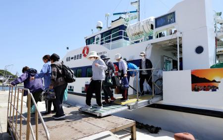 <p>　定期船で石川県輪島市の舳倉島に到着した島民ら＝１８日午前</p>