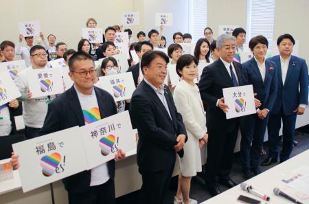 <p>　ＬＧＢＴ議連の議員らと同性婚の実現を求める当事者＝１８日午後、国会</p>
