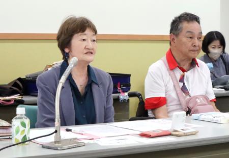 <p>　要望後に記者会見する「水俣病胎児性小児性患者・家族・支援者の会」の加藤タケ子さん（左）ら＝１８日午後、環境省</p>
