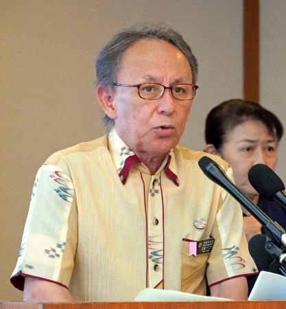 <p>　記者会見する沖縄県の玉城デニー知事＝１９日午前、沖縄県庁</p>