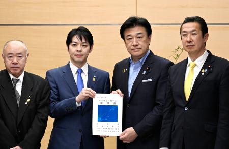 <p>　北方領土に関する要請書を木原官房長官（中央右）に手渡す北海道の鈴木直道知事（同左）＝１９日午後、首相官邸</p>