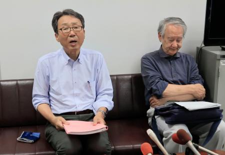 <p>　記者会見する市民団体の久米慶典共同代表（左）ら＝２０日午後、山口県岩国市</p>