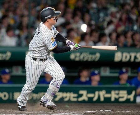 <p>　９回阪神無死、森下が左越えにサヨナラ本塁打を放つ＝甲子園</p>