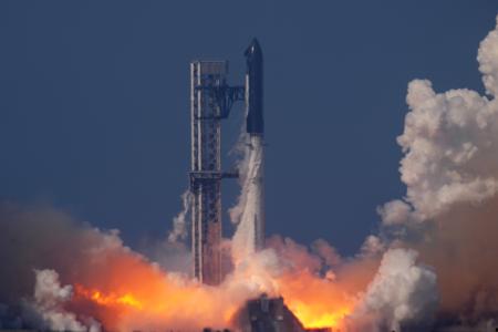 <p>　テキサス州の拠点施設から打ち上げられるスペースＸの大型宇宙船「スターシップ」＝２２日、スターベース（ＡＰ＝共同）</p>