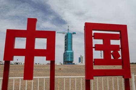 <p>　有人宇宙船「神舟２３号」を打ち上げを控えた酒泉衛星発射センター＝２３日、酒泉（ロイター＝共同）</p>