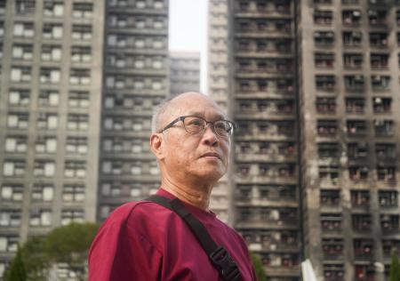 <p>　高層住宅群火災で妻を亡くした葉家駒さん＝１２日、香港（共同）</p>