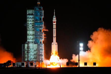 　有人宇宙船「神舟２３号」を搭載し打ち上げられたロケット＝２４日、中国・酒泉衛星発射センター（共同）