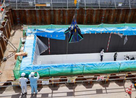 <p>　クレーンで最終処分施設に搬入される廃棄物＝２６日午前、大阪府豊能町</p>