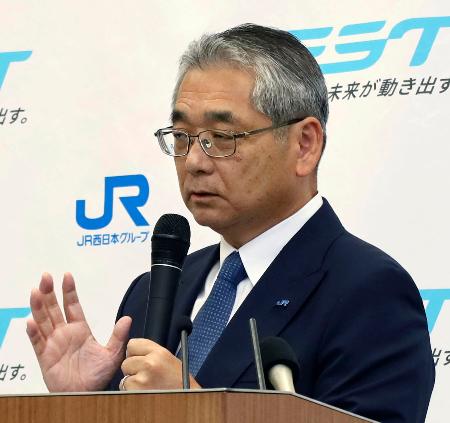 <p>　記者会見するＪＲ西日本の倉坂昇治社長＝２７日午後、大阪市</p>