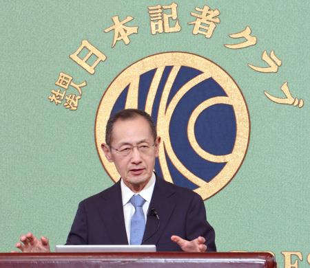 <p>　講演する山中伸弥京都大教授＝２７日午後、東京・内幸町の日本記者クラブ</p>