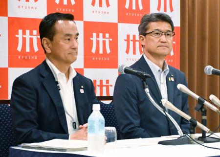 <p>　記者会見する宮崎県の河野俊嗣知事（右）＝２７日午後、山口県下関市</p>