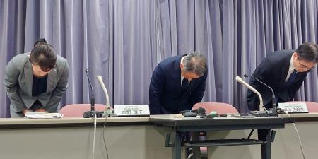 <p>　記者会見で謝罪する日航の中川由起夫常務（中央）ら＝２７日午後、国交省</p>