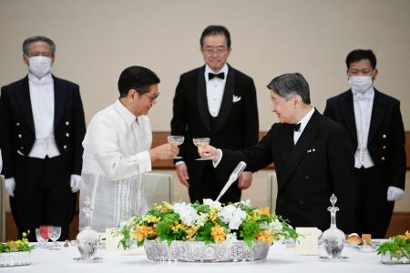 <p>　宮中晩さん会で乾杯される天皇陛下とフィリピンのマルコス大統領＝２７日夜、宮殿・豊明殿（代表撮影）</p>