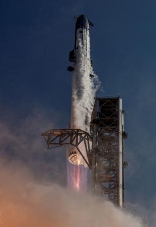 <p>　飛行試験のため打ち上げられる米スペースＸの大型宇宙船「スターシップ」＝２２日、米テキサス州（ロイター＝共同）</p>