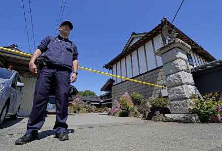 <p>　強盗殺人事件現場の住宅を警戒する警察官＝１７日、栃木県上三川町</p>