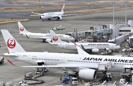 <p>　羽田空港の駐機場に並ぶ日本航空の機体</p>