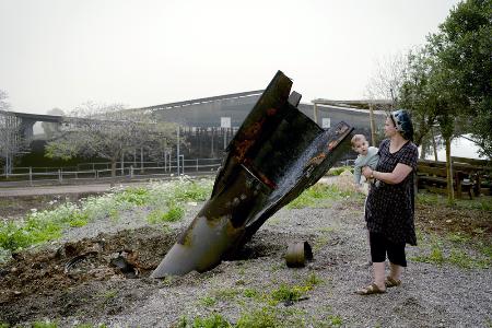 <p>　ヨルダン川西岸のユダヤ人入植地で、イランから発射され着弾した弾道ミサイルを見るイスラエル人女性＝４月（ゲッティ＝共同）</p>