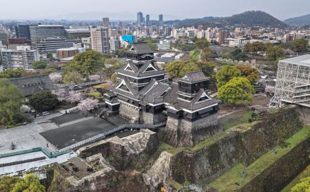 <p>　熊本市中心部に位置する熊本城＝４月</p>