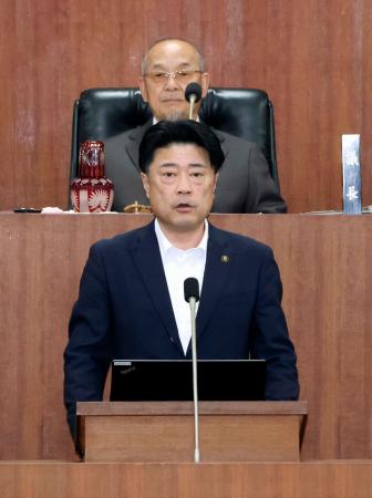 <p>　福岡県田川市議会の臨時の本会議で発言する村上卓哉市長（手前）＝２９日午前</p>