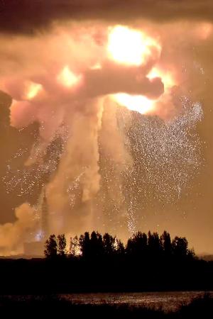 <p>　大型ロケット「ニューグレン」の爆発直後の様子＝２８日、米フロリダ州ケープカナベラル（＠ＪＣｏｎｃｉｌｕｓ提供、ＡＰ＝共同）</p>