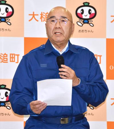 <p>　岩手県大槌町の山林火災の鎮火を発表する平野公三町長＝２９日午後、大槌町役場</p>