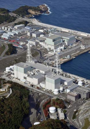 <p>　中国電力島根原発。手前右から１号機、２号機、奥は３号機＝２０２５年１１月、松江市</p>