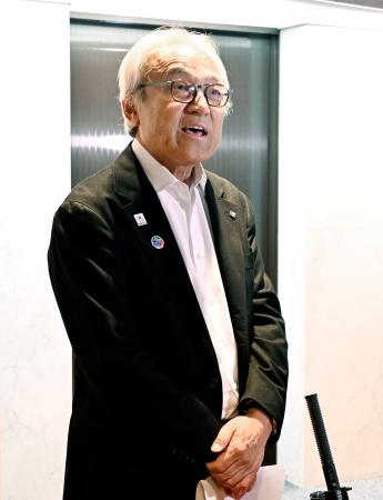 <p>　報道陣の取材に応じる福岡県議会の蔵内勇夫議長＝２９日午後、福岡県議会棟</p>
