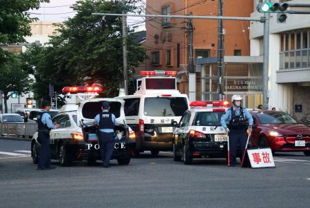 <p>　マイクロバスに歩行者がはねられた交差点を交通規制する警察官＝２９日午後７時７分、名古屋市南区</p>