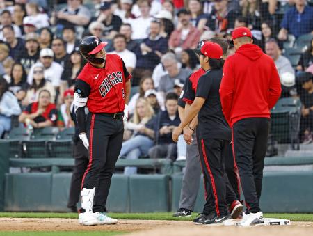<p>　タイガース戦の３回、二ゴロで一塁を駆け抜けた後、右太もも裏のあたりを気にするそぶりを見せるホワイトソックス・村上。そのままベンチに下がった＝シカゴ（共同）</p>