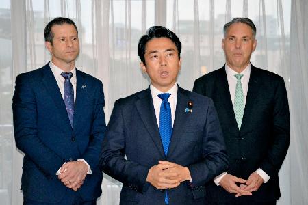 <p>　３カ国会談に臨む小泉防衛相。左はニュージーランドのペンク国防相、右はオーストラリアのマールズ副首相兼国防相＝３０日、シンガポール（共同）</p>