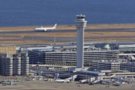 <p>　羽田空港のＣ滑走路（奥）と管制塔＝２０２４年１月</p>