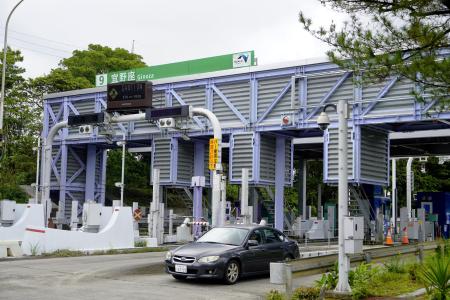 <p>　沖縄自動車道の宜野座インターチェンジ＝４月、沖縄県宜野座村</p>